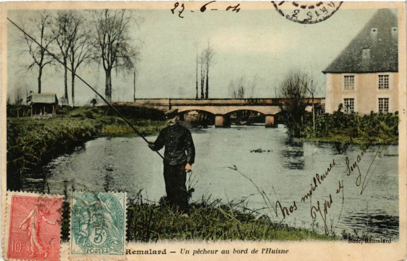 Carte postale ancienne Remalard - Un pécheur au bord de l'Huisne