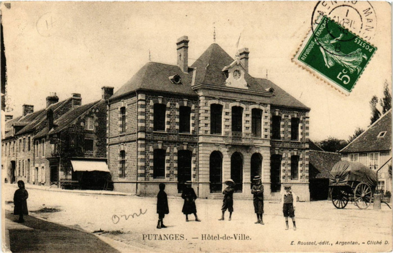 Carte postale ancienne Putanges - Hotel-de-Ville