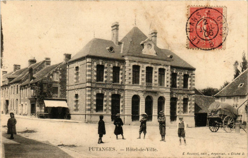 Carte postale ancienne Putanges - Hotel-de-Ville