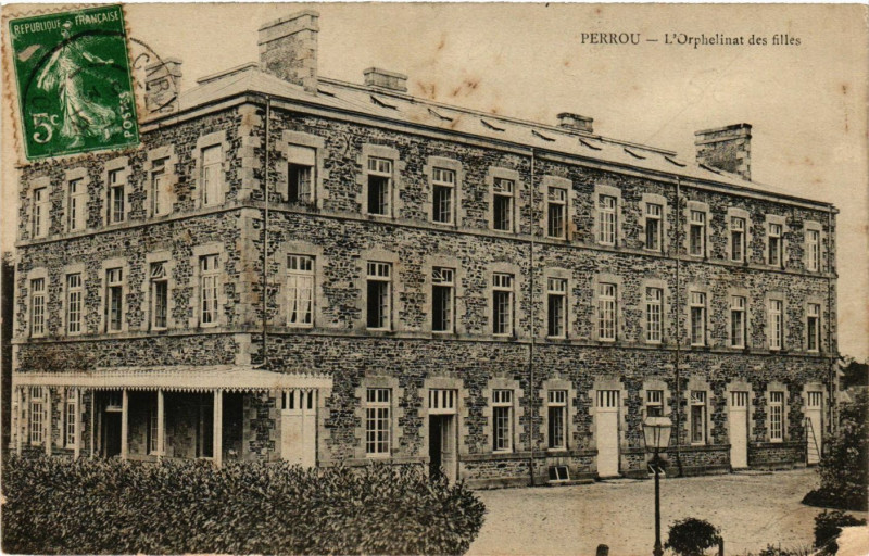 Carte postale ancienne Perrou - L'Orphelinat des filles à Perrou