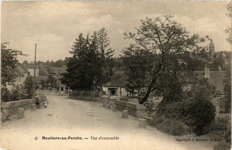 Carte postale ancienne Moutiers-au-Perche - Vue d'ensemble à Moutiers-au-Perche