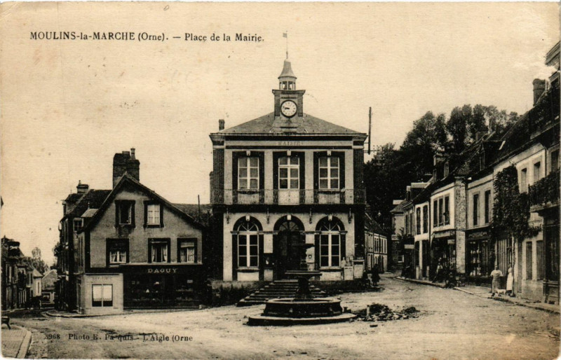 Carte postale ancienne Moulins-le-Marche (Orne) - Place de la Mairie à Ri