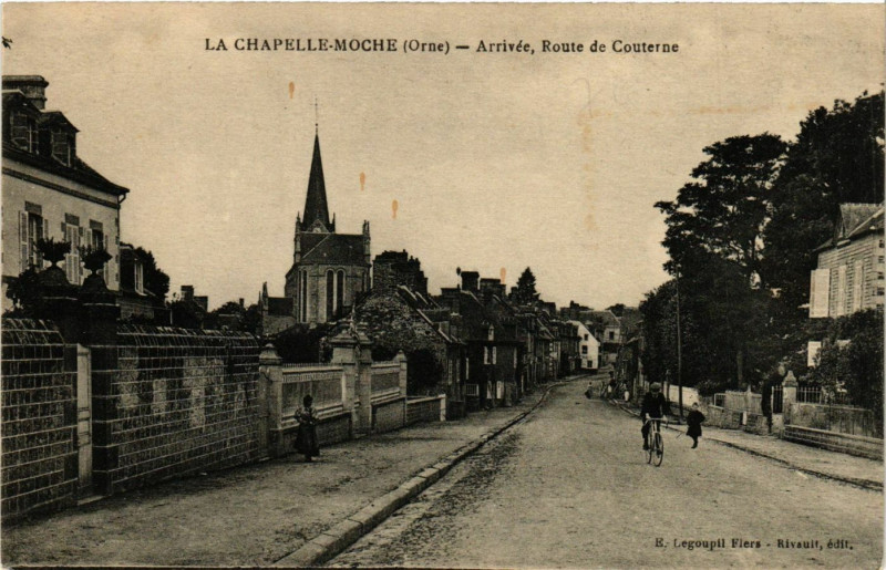 Carte postale ancienne La Chapelle-Moche (Orne) -Arrivée, Route du Couterne à Ri