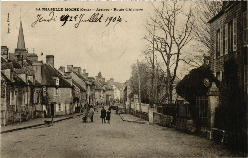 Carte postale ancienne La Chapelle-Moche (Orne) -Arrivée, Route d'Alencon à Ri