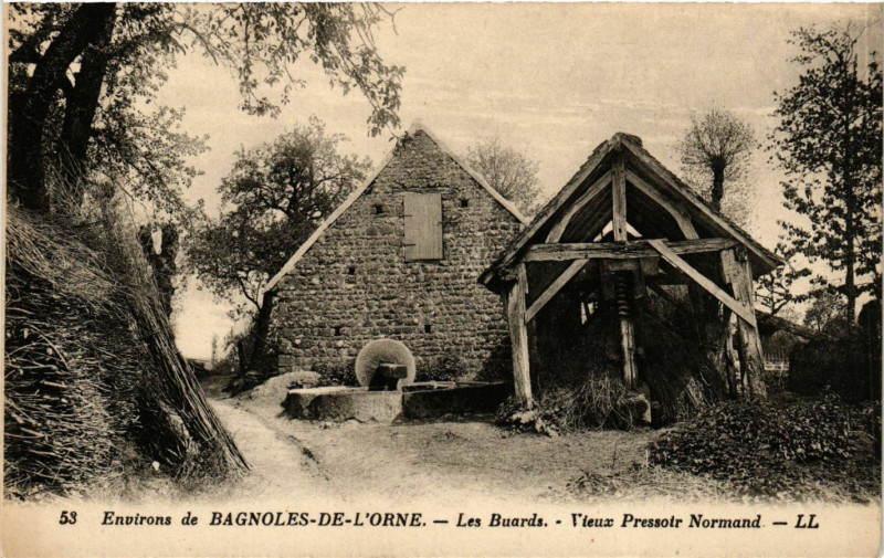 Carte postale ancienne Environs de Bagnoles -de-l'Orne - Les Buars -Vieux Pressoir ...