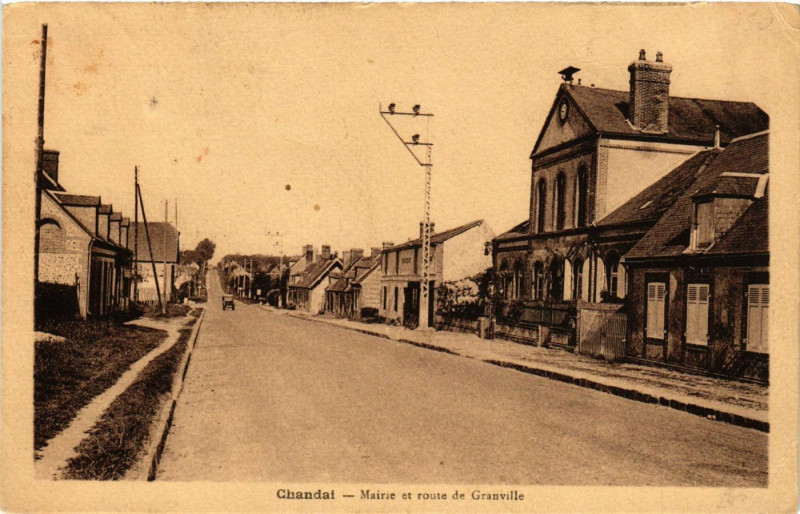 Carte postale ancienne Chandai - Mairie et route de Granville à Chandai