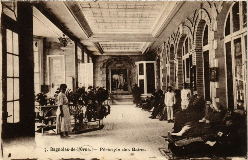 Carte postale ancienne Bagnoles-de-l'Orne - Péristyle des Bains à Ri