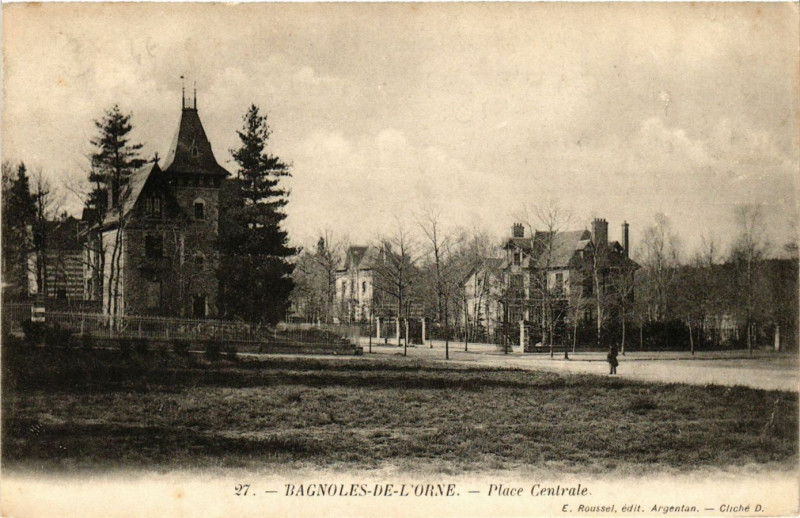 Carte postale ancienne Bagnoles-de-l'Orne - Place Centrale