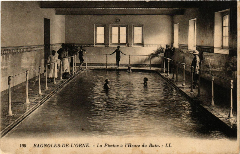 Carte postale ancienne Bagnoles-de-l'Orne - La Piscine á l'heure du Bain