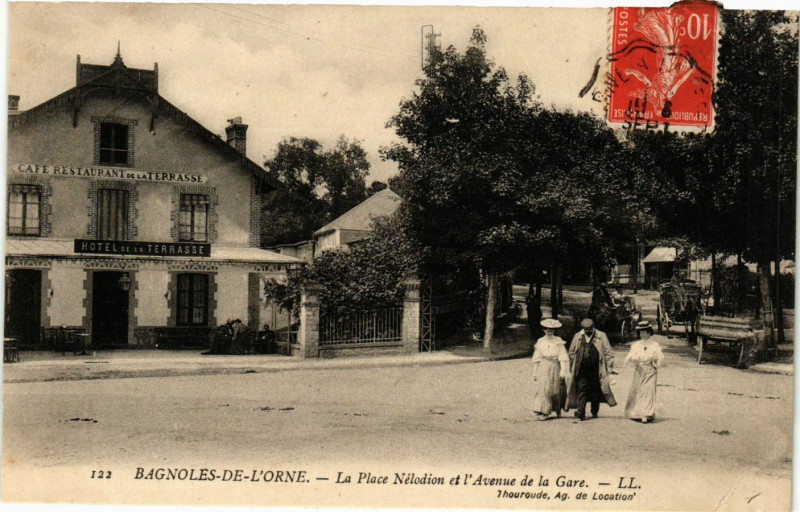 Carte postale ancienne Bagnoles-de-l'Orne  - La Place Néodion et l'Avenue de la Gare