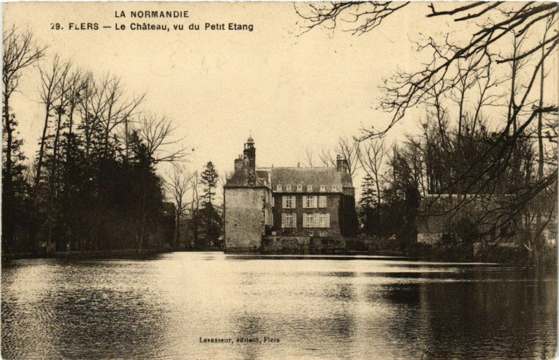 Carte postale ancienne La Normandie -  Flers - Le Cháteau, vu du Petit Etang à Flers