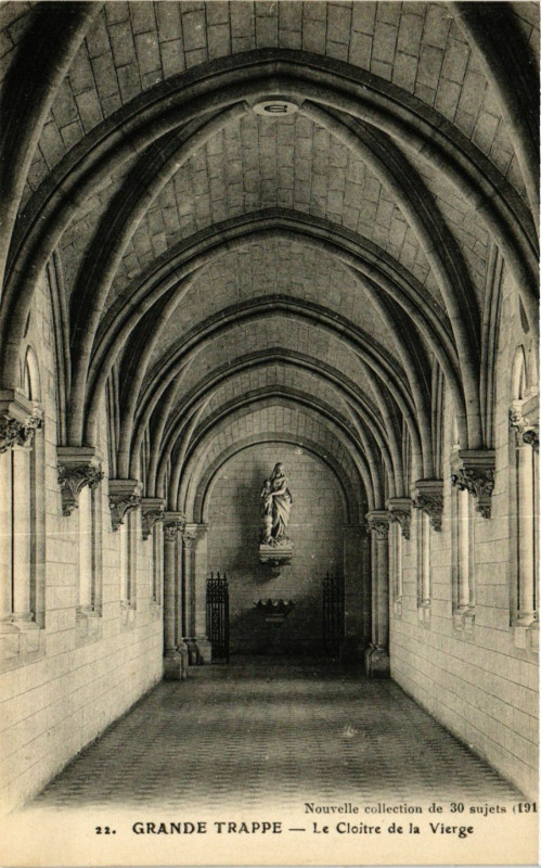 Carte postale ancienne Grande Trappe - Le Cloitre de la Vierge