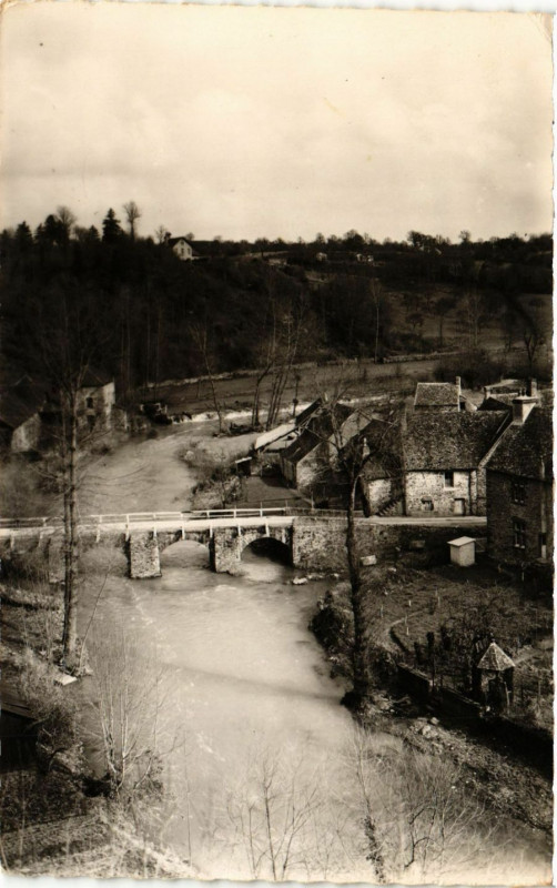 Carte postale ancienne Saint Ceneri (Orne) -Vallée de Saint Cénéri à Ri