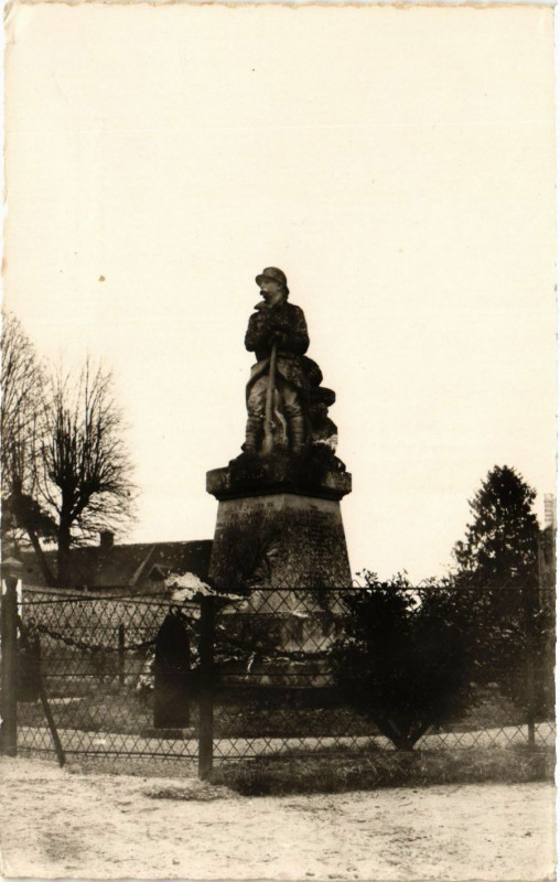 Carte postale ancienne Rémalard (Orne) - Le Monument aux Morts