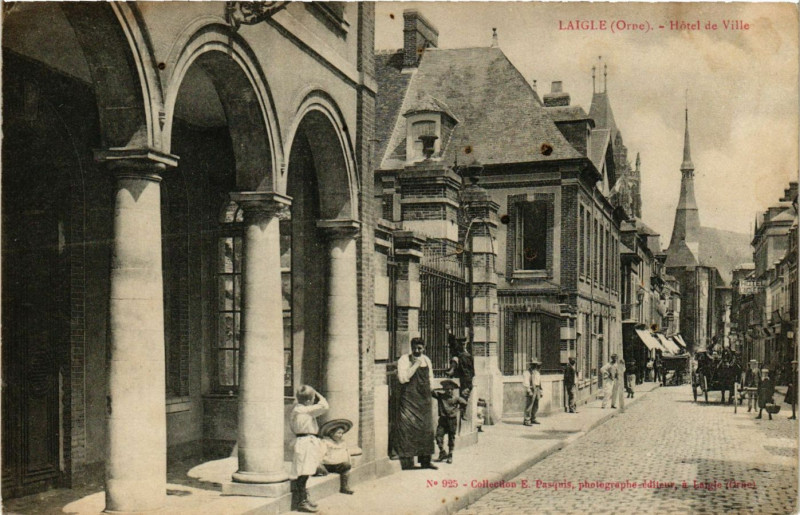 Carte postale ancienne Laigle(Orne) - Hotel de Ville