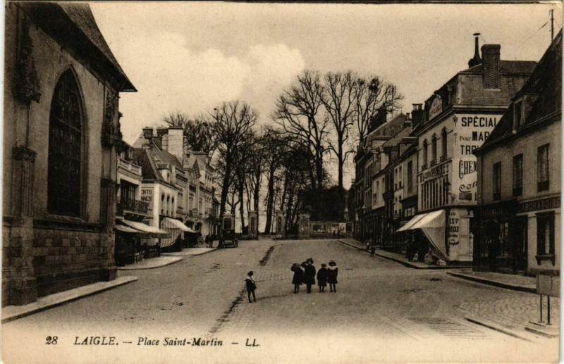 Carte postale ancienne Laigle - Place Saint-Martin à Sai