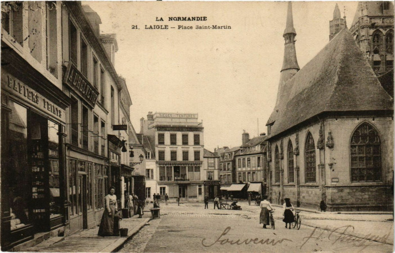 Carte postale ancienne Laigle - Place Saint-Martin à Sai