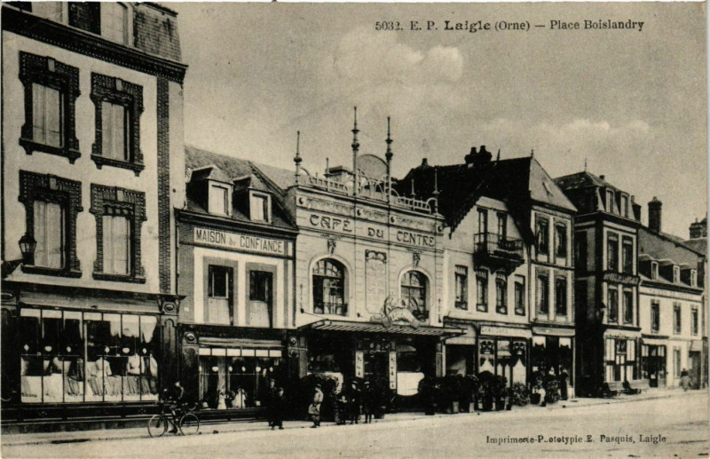 Carte postale ancienne Laigle (Orne) -Place Boislandry