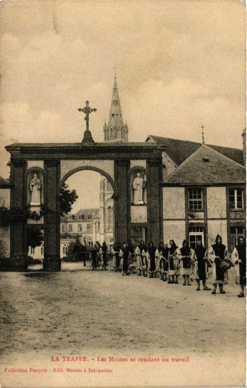 Carte postale ancienne La Trappe - Les Moines se rendant au travail