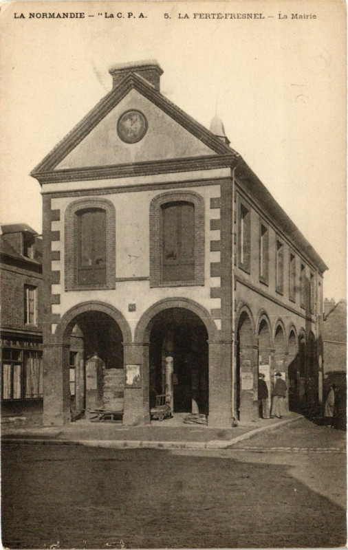 Carte postale ancienne La Normandie - La Ferté-Fresnel - La Mairie à Ri