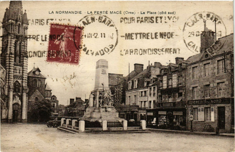 Carte postale ancienne La Ferté-Macé(Orne) - La Place (coté sud) à La Ferté Macé