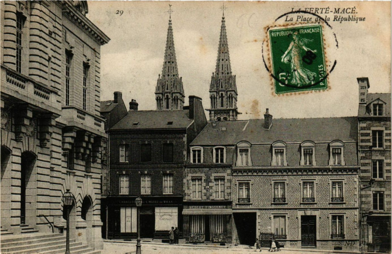 Carte postale ancienne La Ferté-Macé - La Place de la République à La Ferté Macé
