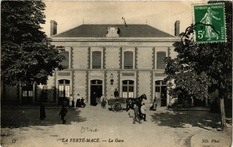 Carte postale ancienne La Ferté-Macé - La Gare à La Ferté Macé