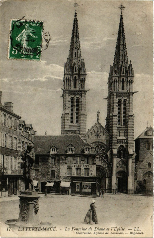 Carte postale ancienne La Ferté-Macé - La Fontaine de Diane et l'Eglise à La Ferté Macé