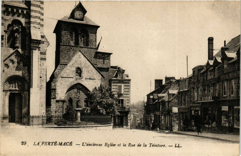 Carte postale ancienne La Ferté-Mace - L'ancienne Eglise et la Rue de la Teinture à La Ferté Macé