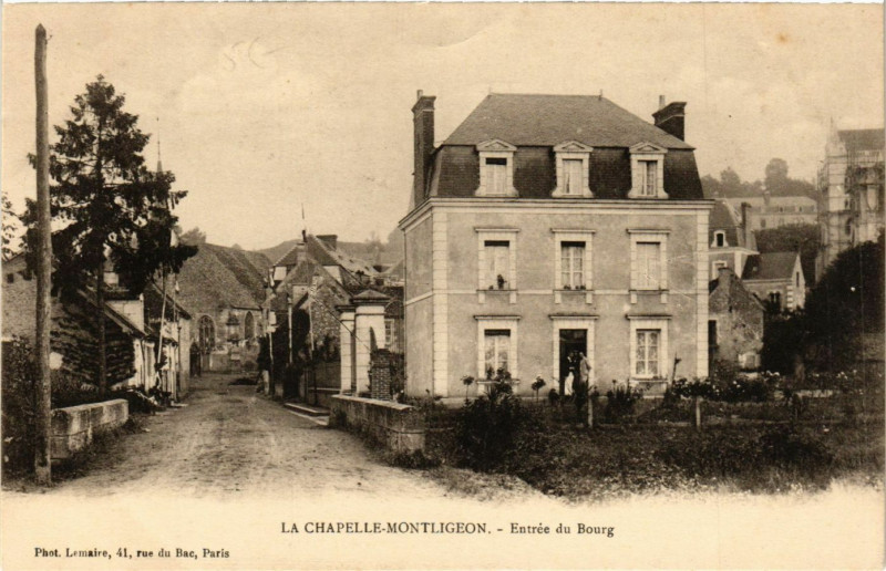 Carte postale ancienne La Chapelle-Montligeon - Entrée du Bourg à La Chapelle-Montligeon