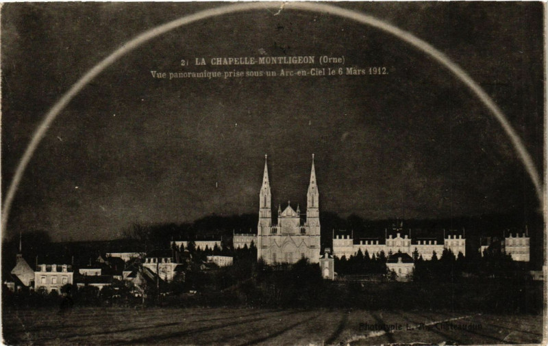 Carte postale ancienne La Chapelle-Montligeon (Orne) - Vue panoramique prise sous un Arc à La Chapelle-Montligeon