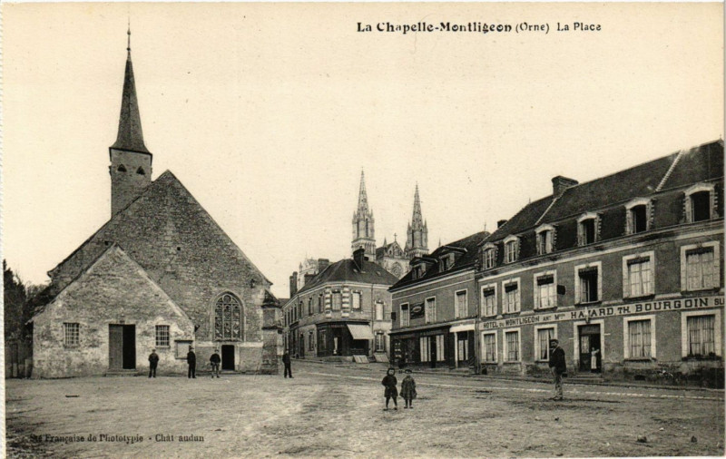 Carte postale ancienne La Chapelle-Montligeon (Orne) - La Place à La Chapelle-Montligeon