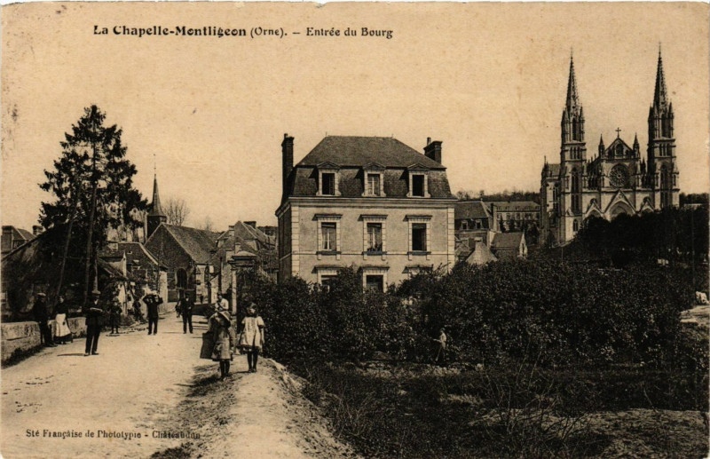 Carte postale ancienne La Chapelle-Montligeon (Orne) - Entrée du Bourg à La Chapelle-Montligeon