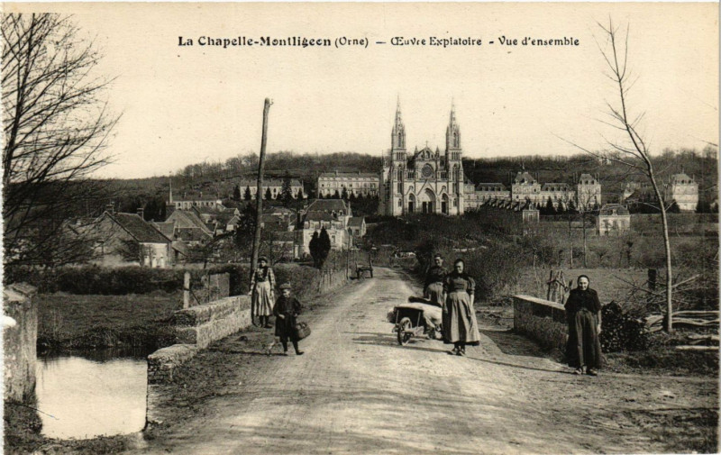 Carte postale ancienne La Chapelle-Montligeon (Orne) - Ceuvre Explatoire -Vue d'ensemble à La Chapelle-Montligeon