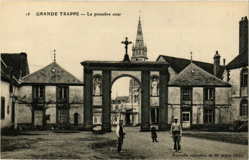 Carte postale ancienne Grande-Trappe - La premiére cour