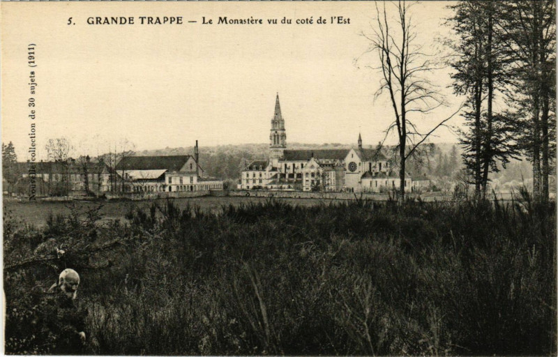 Carte postale ancienne Grande Trappe - La Monastére vu du coté de l'Est