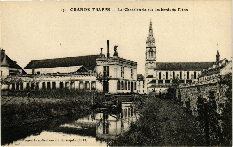 Carte postale ancienne Grande Trappe - La Chocolaterie sur les bords de l'Iton à Ri
