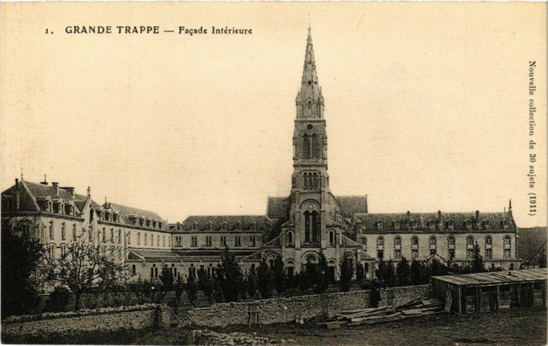 Carte postale ancienne Grande Trappe - Facade Intérieure à Ri