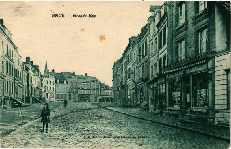 Carte postale ancienne Gacé - Grande Rue à Gacé