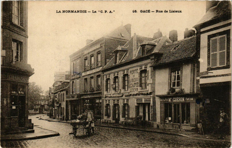 Carte postale ancienne Gace - Rue de Lisieux à Gacé