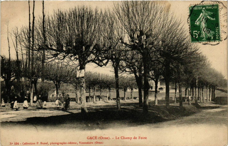 Carte postale ancienne Gace (Orne) - Le Champ de Foire à Gacé