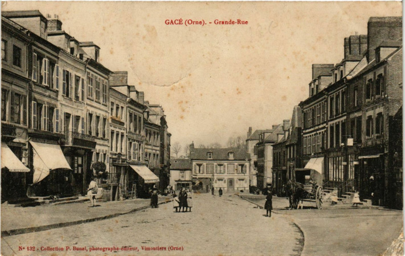 Carte postale ancienne Gace (Orne) - Grande-Rue à Gacé
