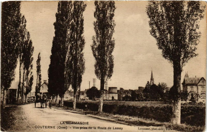 Carte postale ancienne Couterne(Orne) - Vue prise de la Route de Lassay à Ri