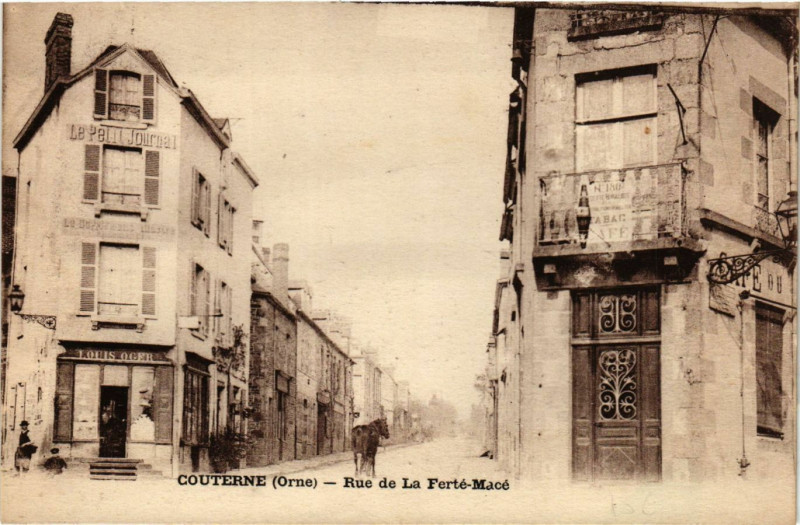 Carte postale ancienne Couterne(Orne) - Rue de La Ferté-Macé à Macé