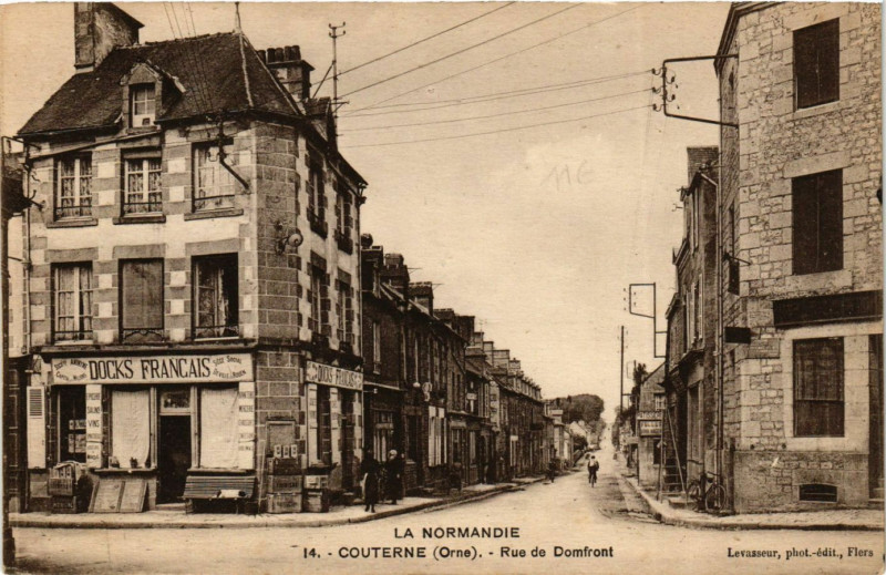 Carte postale ancienne Couterne(Orne) - Route de Domfront