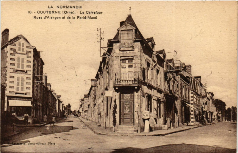 Carte postale ancienne Couterne(Orne) - Le Carrefour Rues d'Argencon et de le Ferté-Macé à Macé