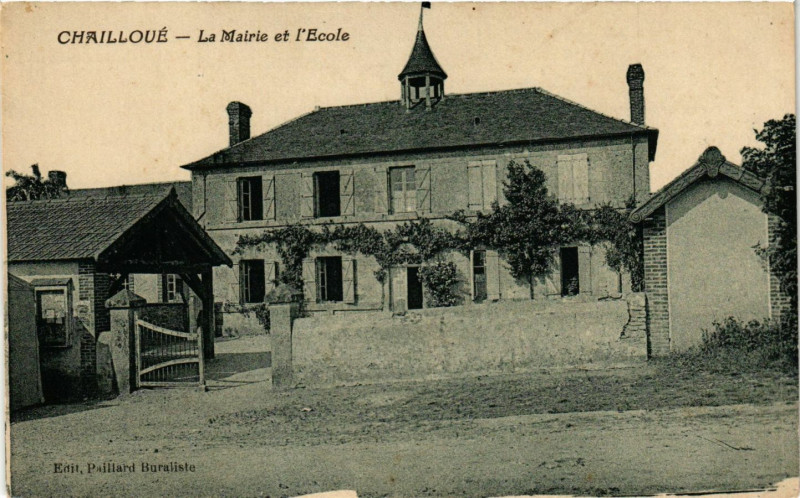 Carte postale ancienne Chailloué - La Mairie et l'Ecole à Chailloué
