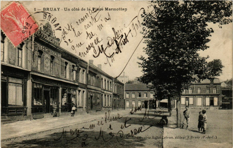 Carte postale ancienne Bruay - Un coté de la Place Marmottan