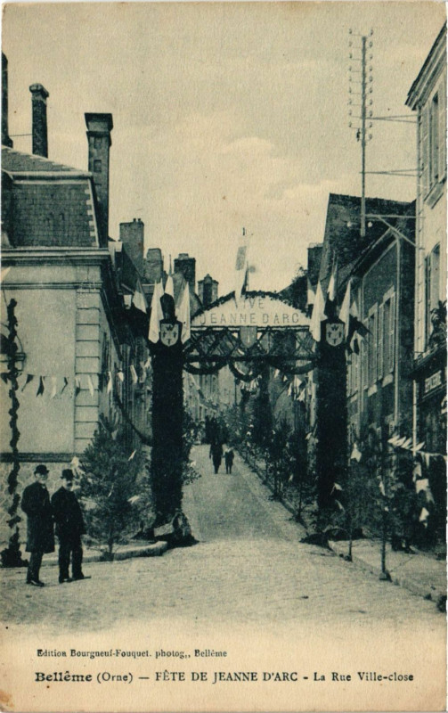 Carte postale ancienne Belléme (Orne) - Féte de Jeanne d'Arc - La Rue Ville-close à Bellême