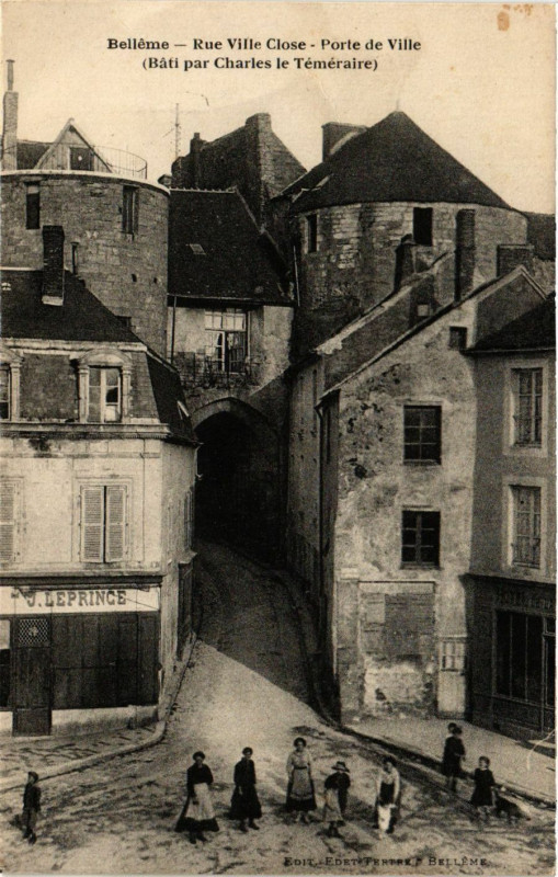 Carte postale ancienne Belleme - Rue Ville Close - Porte de Ville (Báti par Charles le à Bellême